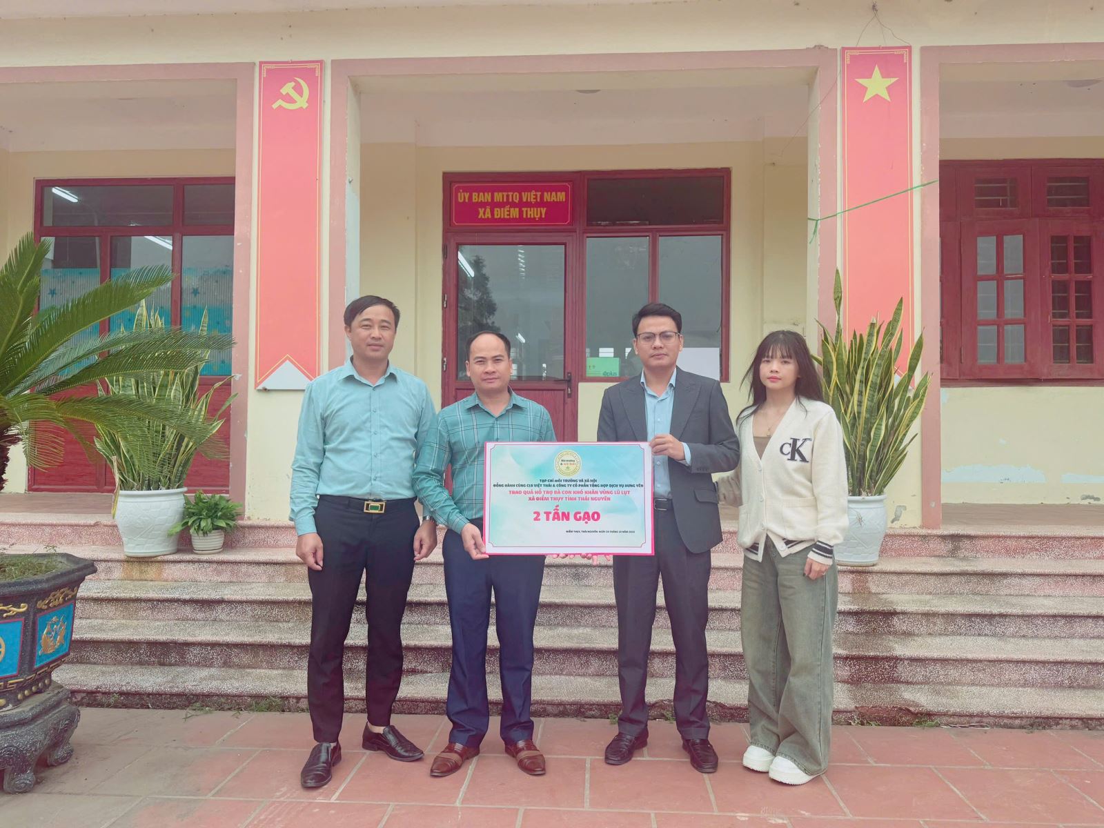 Tạp chí Môi trường và Xã hội phối hợp CLB Việt Thái và công ty Cổ phần tổng hợp dịch vụ Hưng Yên trao 5 tấn gạo ủng hộ đồng bào vùng lũ tại Thái Nguyên và Bắc Ninh.