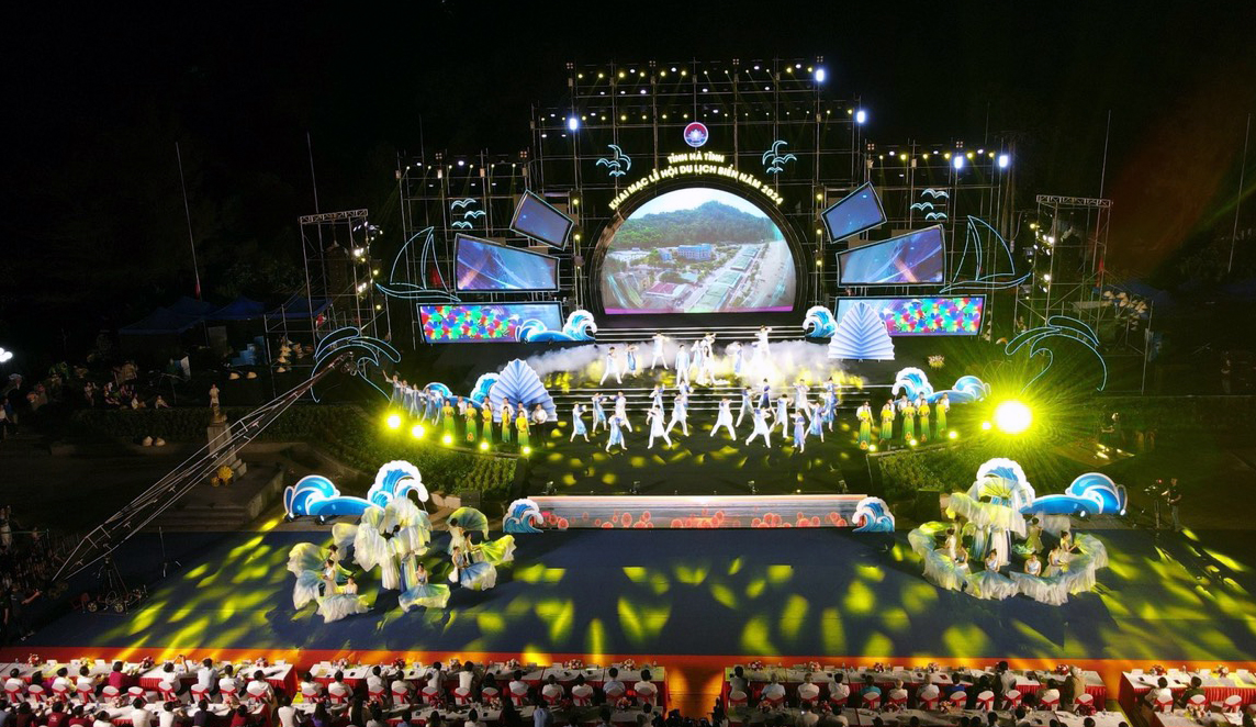 Hàng nghìn người tham dự khai mạc Lễ hội du lịch biển Hà Tĩnh 2024
