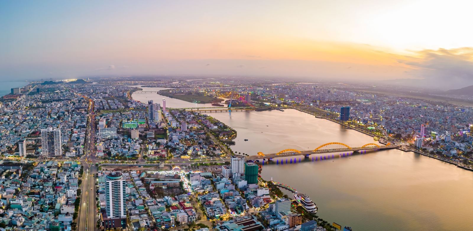 A city with a river and a bridgeAI-generated content may be incorrect.