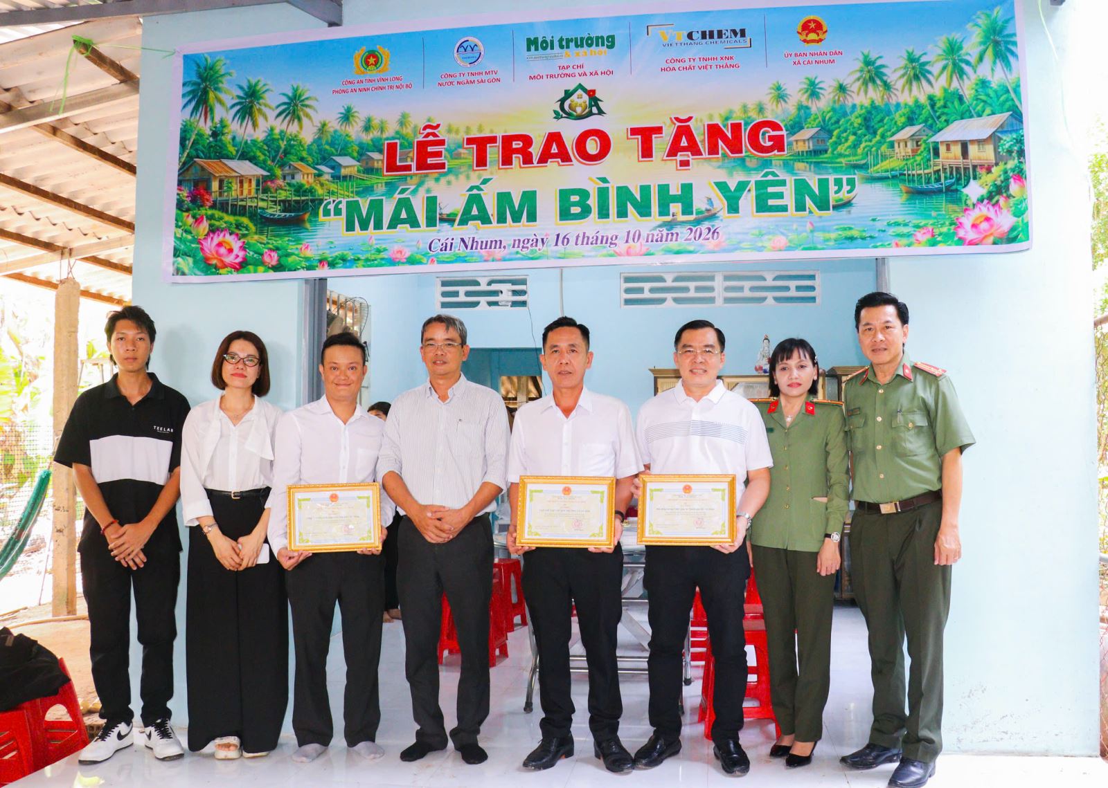 Tạp chí Môi trường và Xã hội phối hợp, hỗ trợ Trao tặng 2 căn nhà “Mái ấm bình yên” cho hộ dân khó khăn tại xã Cái Nhum tỉnh Vĩnh Long
