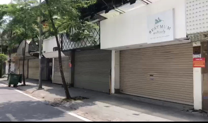 Tuyến phố Phạm Ngọc Thạch cũng đìu hiu, các cửa hàng đóng cửa phòng chống dịch