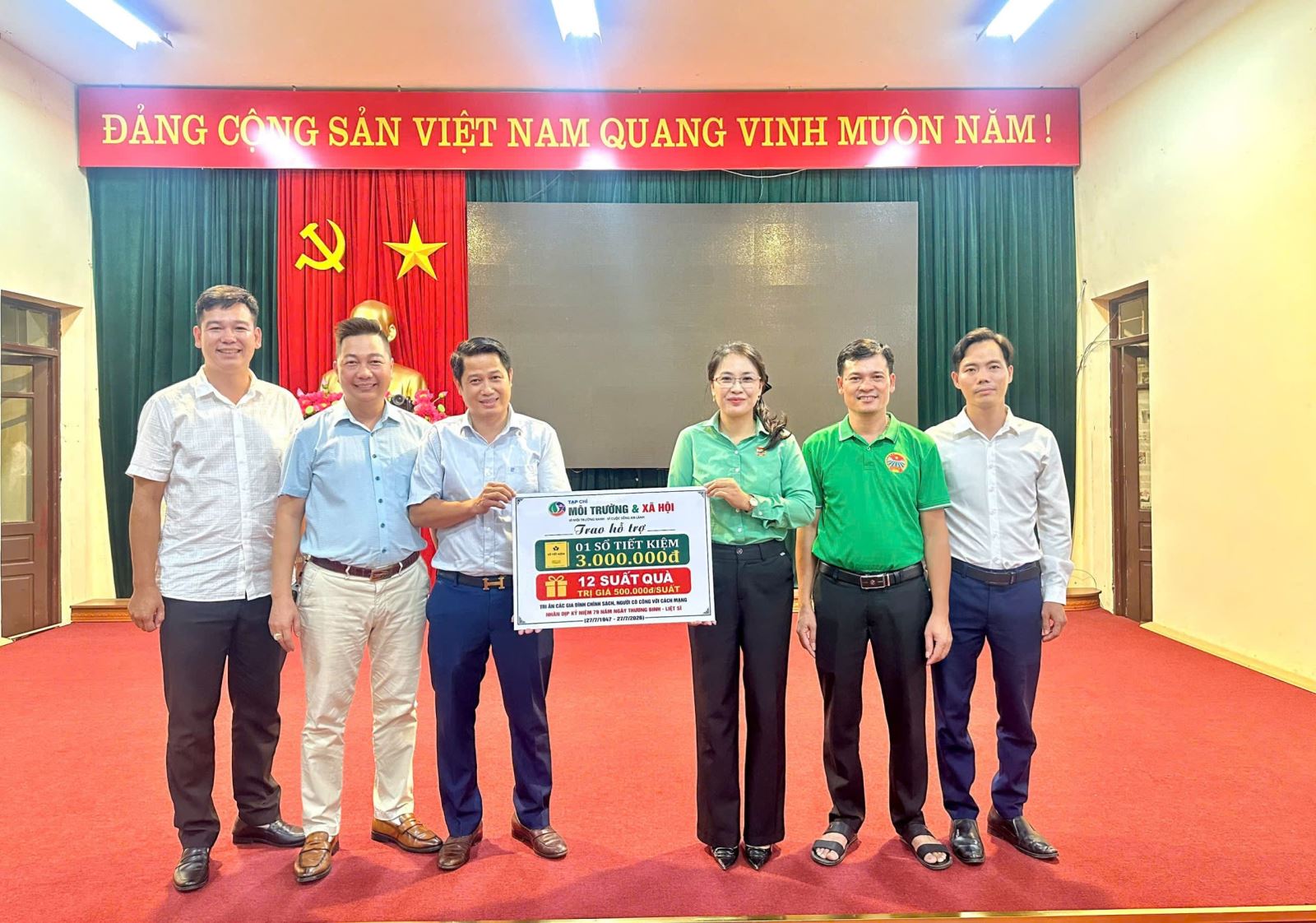 Tạp chí Môi trường & Xã hội phối hợp với Ủy ban MTTQ xã Liên Minh trao quà tri ân các gia đình có công với Cách mạng.