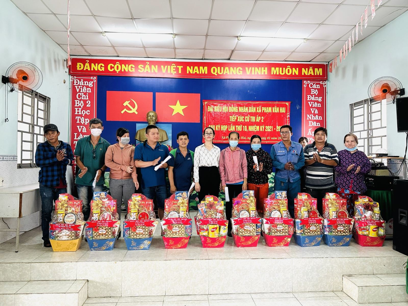 Tp. Hồ Chí Minh: Bình Chánh tặng quà tết cho các hộ dân có hoàn cảnh khó khăn bị ảnh hưởng trong dự án Vành đai 3 tại xã Phạm Văn Hai