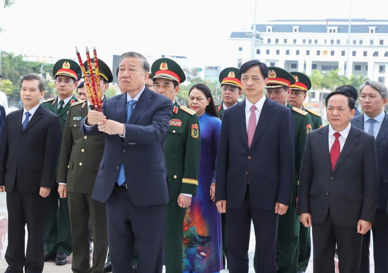 Tổng Bí thư, Chủ tịch nước Tô Lâm dâng hoa, dâng hương tưởng niệm các Anh hùng liệt sĩ tại Đà Nẵng